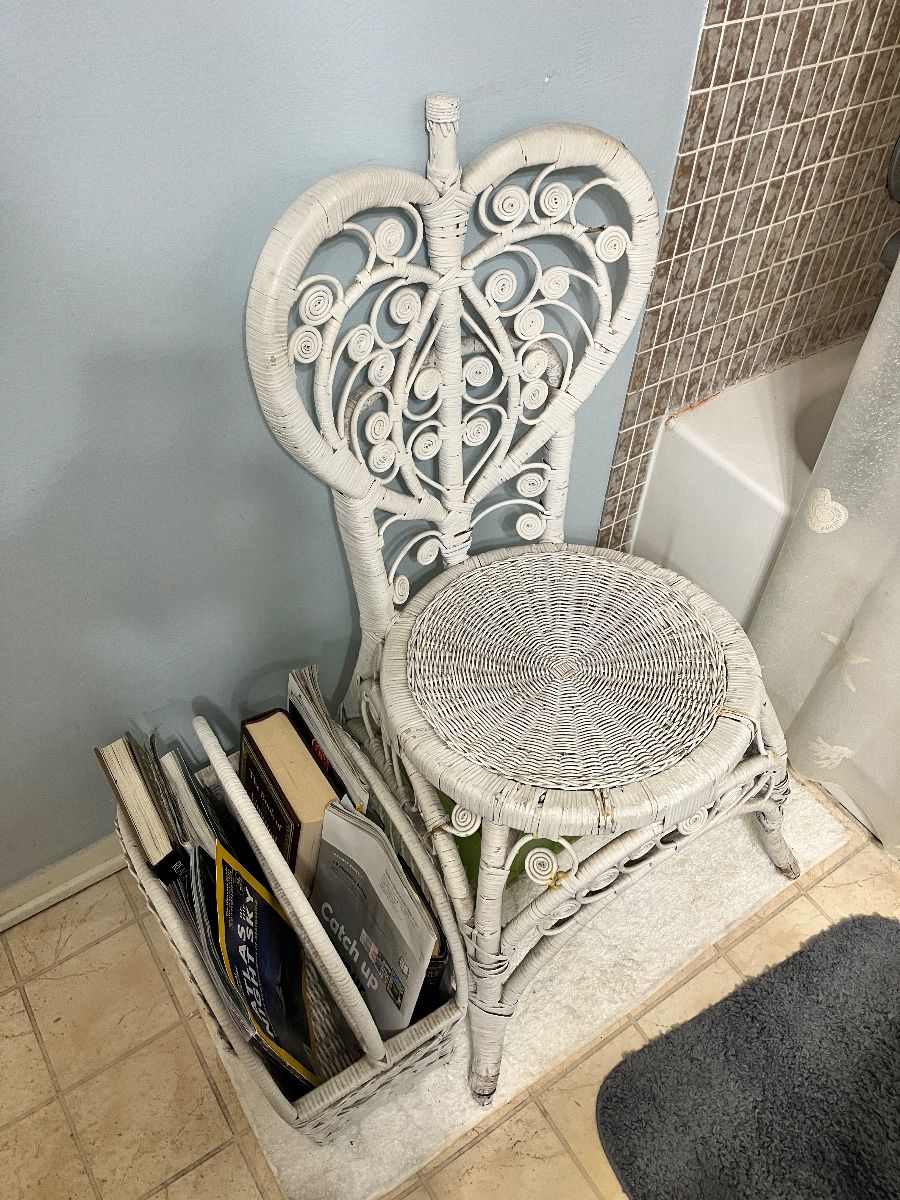 Vintage Peacock Style Wicker Accent Chair with Magazine Holder Assortment