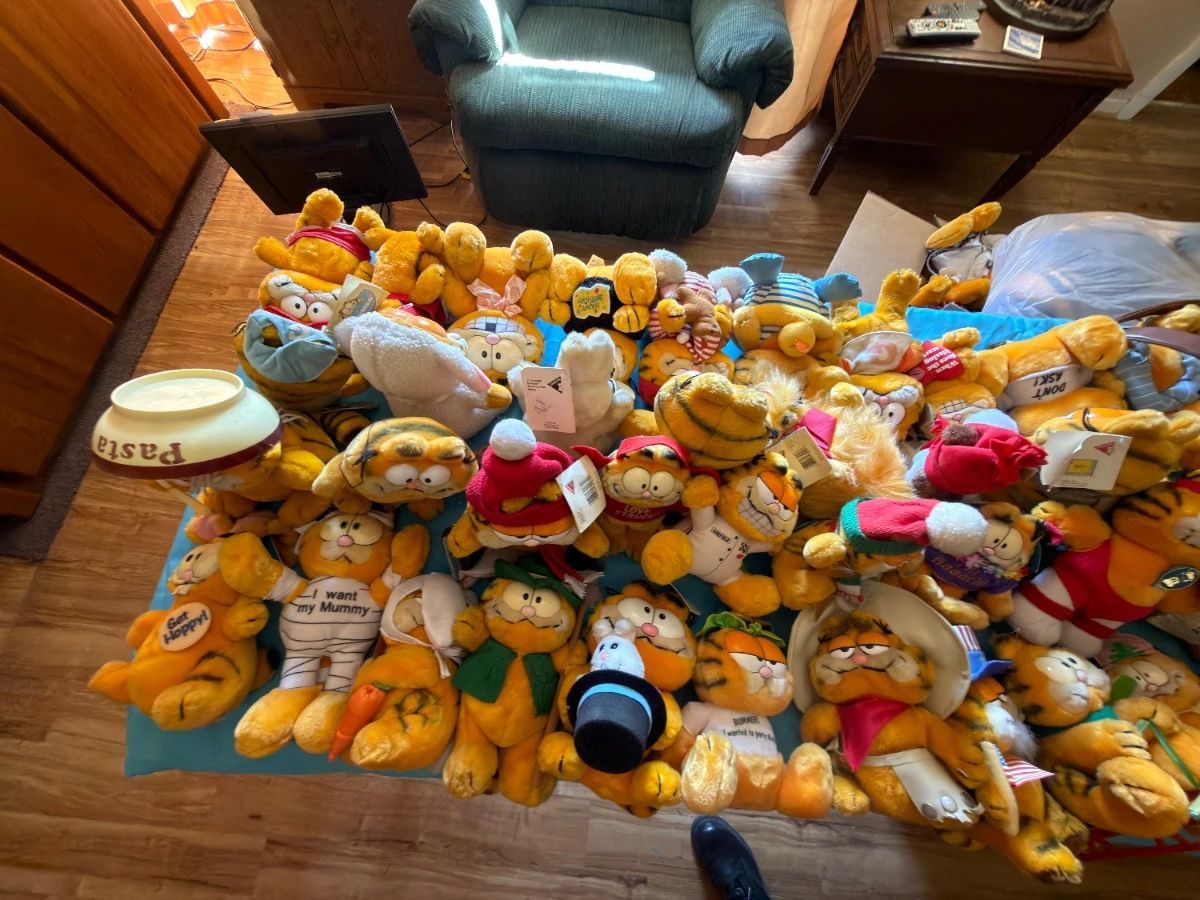 Items on offer in Placentia, CA — Placentia Estate Sale by SoCal Home Clear Outs