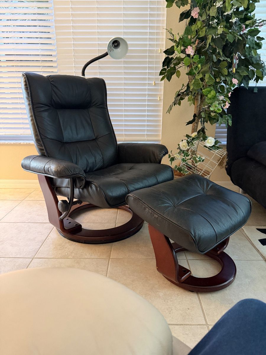 Items on offer in Melbourne, FL — FROM EMMETT THE CLOWN COLLECTION TO XMAS DECOR & MORE !
